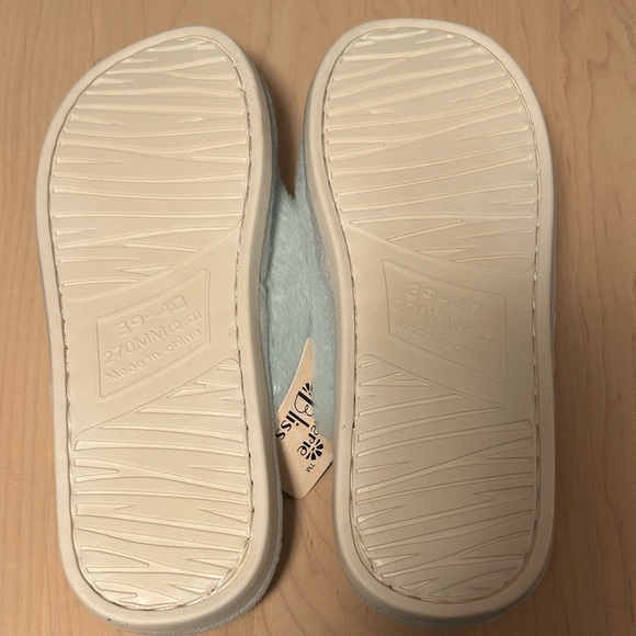 Cozy Heart Slippers - Picture 3 of 6